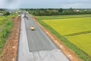 Nhiều đoạn thuộc Dự án cao tốc Châu Đốc - Cần Thơ - Sóc Trăng giai đoạn 1, đoạn qua địa bàn TP. Cần Thơ đã được thảm bê tông nhựa. Ảnh: Tiên Giang