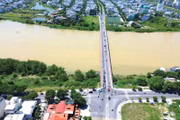 Nhà thầu phản ánh, khoảng không từ vị trí thi công đến đáy dầm cầu Hòa Xuân hiện hữu chỉ khoảng 4,1 m. Ảnh minh họa: NC st