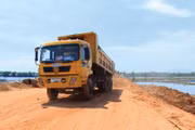 Nguồn vật liệu trong giấy phép khai thác khoáng sản được xác định tới từng công trình, thể hiện rõ từng nhà thầu thi công đề xuất nhu cầu. Ảnh: Nhã Chi