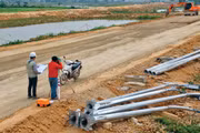 Trước khi điều chỉnh, hồ sơ mời thầu yêu cầu vị trí cán bộ trắc đạc có kinh nghiệm trong công trình hạ tầng kỹ thuật (có hạng mục hệ thống chiếu sáng). Ảnh minh họa: Lê Chiến Khôi