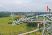 Nhu cầu phụ tải tiếp tục tăng đang tạo sức ép lên cân đối cung - cầu điện, đòi hỏi nguồn điện dự phòng, nguồn nền, nguồn linh hoạt và năng lực truyền tải tương ứng. Ảnh: Nhã Chi