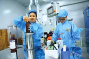 Dòng tiền cho doanh nghiệp có khả năng sản xuất kinh doanh là vấn đề cần được ưu tiên tháo gỡ ngay. Ảnh: Tiên Giang