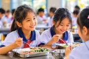 UBND cấp xã/phường tại TP.HCM có trách nhiệm thẩm định hồ sơ, tư cách pháp nhân, chất lượng nguồn thực phẩm và đầu mối tổ chức lựa chọn đơn vị cung cấp suất ăn vào trường học trên địa bàn. Ảnh: Phúc An