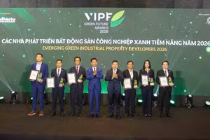 Tổng Biên tập Báo Tài chính - Đầu tư Phạm Văn Hoành trao Giải thưởng Vì tương lai xanh năm 2026 thuộc hạng mục "Các nhà phát triển bất động sản công nghiệp xanh tiềm năng". Ảnh: Lê Toàn
