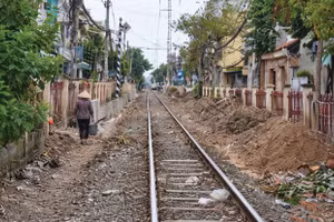 Mặt bằng thi công Gói thầu có hạn chế, yêu cầu duy trì giao thông, bảo vệ công trình hiện hữu và bảo đảm an toàn trong quá trình thi công. Ảnh: Ánh Tuyết