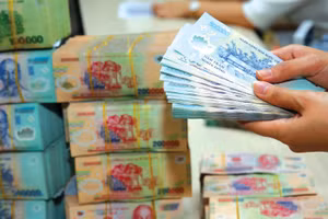 Tình trạng tín dụng tăng nhanh hơn huy động vốn khiến áp lực thanh khoản tăng mạnh, ngân hàng phải đẩy mặt bằng lãi suất huy động tương đối cao để thu hút vốn. Ảnh: Lê Tiên