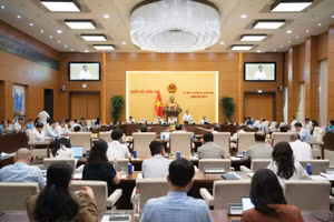 Ủy ban Thường vụ Quốc hội cho ý kiến về việc giải trình, tiếp thu, chỉnh lý Dự thảo Luật Phát triển đô thị. Ảnh: Quang Khánh
