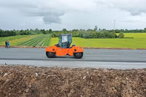 Chủ đầu tư Dự án cao tốc Châu Đốc - Cần Thơ - Sóc Trăng qua TP. Cần Thơ đã thu hồi, điều chuyển khối lượng của 4/7 nhà thầu phụ tại Dự án thành phần 3. Ảnh minh họa: Song Lê