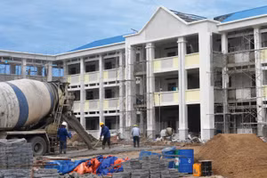 Gói thầu Thi công xây lắp có giá 76,999 tỷ đồng, thuộc Dự án Xây dựng Trường Trung học cơ sở Vĩnh Lộc B (giai đoạn 1) tại xã Tân Vĩnh Lộc (TP.HCM). Ảnh: Phúc An