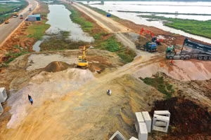 Từ kỳ tháng 10/2026, Bộ Tài chính chính thức chấm điểm giải ngân vốn đầu tư công, kiên quyết cắt giảm và điều chuyển vốn từ các dự án chậm tiến độ sang dự án có khả năng hấp thụ tốt. Ảnh: Gia Khoa