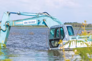 Thiết bị thi công tại Dự án đường Tố Hữu nối dài đi sân bay Phú Bài ngập trong nước. Ảnh: Nguyễn Luân