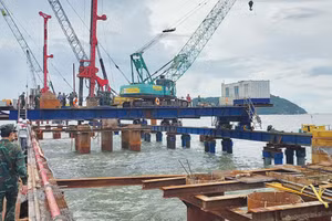 Tổng công ty Xây dựng Trường Sơn đang triển khai 7 mũi thi công trên tuyến cầu vượt biển thuộc Dự án Đường giao thông ra đảo Hòn Khoai (tỉnh Cà Mau). Ảnh: Ngọc Tuấn