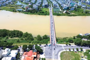Nhà thầu phản ánh, khoảng không từ vị trí thi công đến đáy dầm cầu Hòa Xuân hiện hữu chỉ khoảng 4,1 m. Ảnh minh họa: NC st