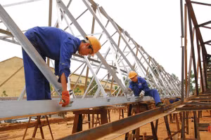Bộ Chính trị yêu cầu kết hợp chặt chẽ phát triển công nghiệp vật liệu với phát triển kết cấu hạ tầng chiến lược, các khu công nghiệp, khu công nghệ cao, khu chế xuất. Ảnh: Nhã Chi