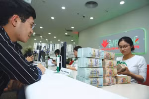 Mặt bằng lãi suất tăng khiến các ngân hàng phải đối mặt với áp lực lớn từ chi phí huy động vốn. Ảnh: Tiên Giang 