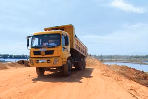 Nguồn vật liệu trong giấy phép khai thác khoáng sản được xác định tới từng công trình, thể hiện rõ từng nhà thầu thi công đề xuất nhu cầu. Ảnh: Nhã Chi