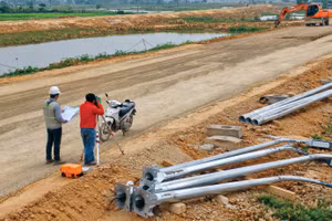Trước khi điều chỉnh, hồ sơ mời thầu yêu cầu vị trí cán bộ trắc đạc có kinh nghiệm trong công trình hạ tầng kỹ thuật (có hạng mục hệ thống chiếu sáng). Ảnh minh họa: Lê Chiến Khôi