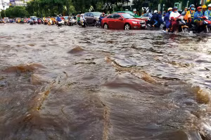 Yêu cầu thoát nước sau những trận mưa lớn kết hợp triều cường luôn là vấn đề “nóng” của TP.HCM. Ảnh: Song Lê