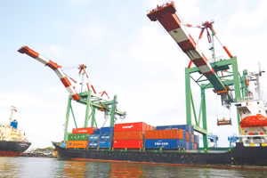 Trong 8 tháng đầu năm, tổng kim ngạch xuất nhập khẩu ước đạt 766,05 tỷ USD, tăng 28% so với cùng kỳ năm 2026. Ảnh: Lê Tiên
