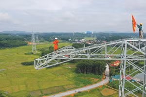 Nhu cầu phụ tải tiếp tục tăng đang tạo sức ép lên cân đối cung - cầu điện, đòi hỏi nguồn điện dự phòng, nguồn nền, nguồn linh hoạt và năng lực truyền tải tương ứng. Ảnh: Nhã Chi