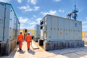 Sức ép cạnh tranh về công nghệ, giá thành, tiến độ và chất lượng triển khai tạo cơ hội để các doanh nghiệp Việt Nam vươn lên, tham gia sâu hơn vào chuỗi cung ứng BESS. Ảnh minh họa: PA
