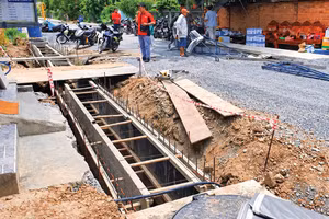 Công trình sửa chữa, nâng cấp đường Lê Thị Sắc tại xã Tân An Hội được gia hạn hợp đồng đến cuối tháng 9/2026. Ảnh: Kiên Cường