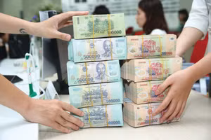 Nhiều ngân hàng đã tung ra các chương trình cộng thêm lãi suất hấp dẫn nhằm thu hút dòng tiền gửi tiết kiệm. Ảnh: Nhã Chi