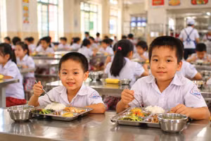 Thị trường cung cấp suất ăn bán trú học đường đang ngày càng được siết chặt. Ảnh: Phúc An