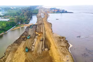 Dự án đô thị lấn biển Cần Giờ và các dự án hạ tầng kết nối đang dần thành hình. Ảnh: Song Lê