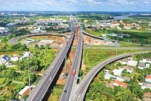 Hàng loạt dự án hạ tầng giao thông trọng điểm được đồng loạt triển khai trong khi dư địa tín dụng dần thu hẹp đặt ra thách thức lớn về nguồn vốn đối với nhà đầu tư. Ảnh: Lê Tiên