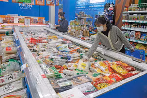 Việc triển khai chính sách hỗ trợ tín dụng nhằm tạo điều kiện cho doanh nghiệp tham gia đầu tư phát triển hạ tầng thương mại bán lẻ, tăng cường kết nối cung cầu. Ảnh: Trần Việt