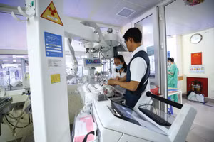 Trong vòng đời có thể kéo dài 10 - 15 năm của thiết bị, các cơ sở y tế tiếp tục cần linh kiện chuyên dụng, phần mềm, dịch vụ bảo trì và đội ngũ kỹ thuật. Ảnh: Nhã Chi