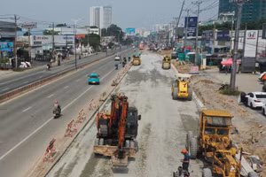 Nhiều dự án giao thông, chỉnh trang đô thị đồng loạt triển khai đặt ra áp lực lớn về giải phóng mặt bằng. Ảnh: Song Lê