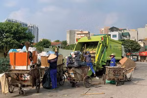 Urenco Gia Lâm đảm nhận nhiều gói thầu duy trì vệ sinh đường phố, thu gom, vận chuyển và xử lý rác thải sinh hoạt, duy trì thoát nước, chiếu sáng... trên địa bàn Thủ đô. Ảnh: Nhã Chi
