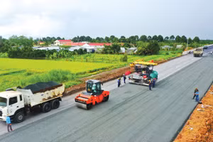 Có 12/34 địa phương tăng trưởng 2 con số, nhưng diễn biến hoạt động một số ngành, lĩnh vực cho thấy nhiều thách thức lớn. Ảnh: Lê Tiên