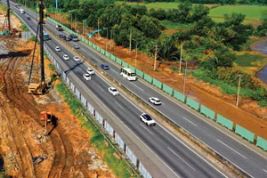 Việc chuẩn hóa, công khai quy trình chỉ định thầu qua mạng là cần thiết để lựa chọn được nhà thầu đủ năng lực, bảo đảm chất lượng, tiến độ triển khai các gói thầu quy mô lớn. Ảnh: Song Lê