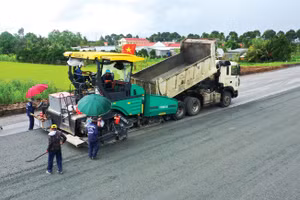 Từ giữa năm 2026, giá bê tông nhựa nóng bắt đầu tăng do áp lực từ chi phí nguyên vật liệu đầu vào. Ảnh: Tiên Giang