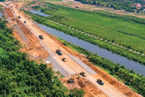 Tuyến giao thông kết nối từ đê tả sông Hồng đến cầu Vân Phúc khi hoàn thành sẽ góp phần khép kín trục giao thông liên vùng Thủ đô. Ảnh: Phúc An