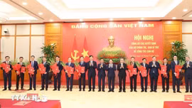 Thường trực Ban Bí thư Trần Cẩm Tú trao Quyết định của Bộ Chính trị, Ban Bí thư cho 12 đồng chí giữ chức Phó Bí thư Thường trực Tỉnh uỷ và các Phó Ban Đảng Trung ương - Ảnh: TTXVN