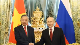Tổng Bí thư, Chủ tịch nước Tô Lâm và Tổng thống Nga Vladimir Putin chụp ảnh chung trước hội đàm - Ảnh: TTXVN