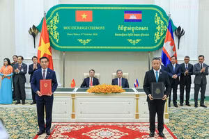 Thủ tướng Campuchia Hun Manet và Thủ tướng Lê Minh Hưng chứng kiến các bộ, ngành, cơ quan của hai nước trao các văn kiện hợp tác - Ảnh: chinhphu.vn/Nhật Bắc