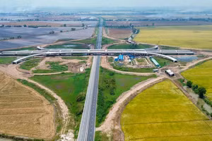Phó Thủ tướng cũng yêu cầu khẩn trương rà soát, điều chỉnh tổng mức đầu tư theo đúng thẩm quyền và bảo đảm đủ vốn cho các hạng mục cần thiết để đưa dự án vào khai thác đồng bộ.