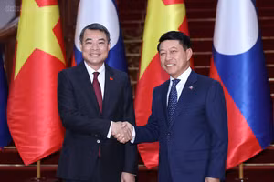 Thủ tướng Lê Minh Hưng và Thủ tướng Saleumxay Kommasith - Ảnh: chinhphu.vn/Nhật Bắc