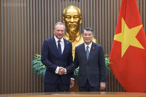 Thủ tướng Lê Minh Hưng tiếp Bộ trưởng Tài chính Luxembourg Gilles Roth - Ảnh: chinhphu.vn/Nhật Bắc
