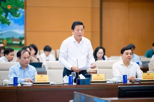 Bộ trưởng Bộ Xây dựng Trần Hồng Minh trình bày Tờ trình dự án luật tại phiên họp