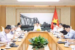 Phó Thủ tướng Hồ Quốc Dũng chủ trì cuộc họp với các bộ, cơ quan liên quan về hoàn thiện hồ sơ Dự án Luật Đất đai (sửa đổi) - Ảnh: chinhphu.vn/Gia Huy