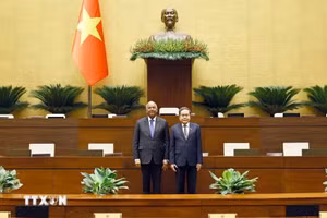 Chủ tịch Quốc hội Trần Thanh Mẫn cùng Chủ tịch Quốc hội Cộng hòa Côte d’Ivoire Patrick Achi tham quan Hội trường Diên Hồng nhà Quốc hội. (Ảnh: Doãn Tấn/TTXVN)