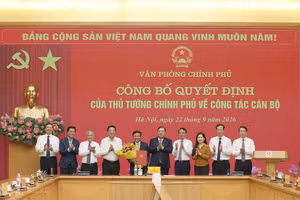 Phó Thủ tướng Thường trực Phạm Gia Túc và lãnh đạo Văn phòng Chính phủ, lãnh đạo Bộ Xây dựng chúc mừng Phó Chủ nhiệm Văn phòng Chính phủ Nguyễn Danh Huy - Ảnh: chinhphu.vn/Phương Nguyên
