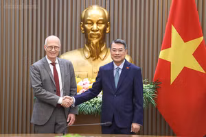 Thủ tướng Lê Minh Hưng và ông Peter Tschentscher, Thủ hiến kiêm Thị trưởng thứ nhất thành phố Hamburg, Đức - Ảnh: chinhphu.vn/Nhật Bắc