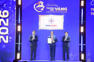 Ông Nguyễn Thanh Nhã, Phó Tổng giám đốc EVNHCMC, đại diện Tổng công ty nhận giải thưởng Thương hiệu Vàng TP.HCM năm 2026. Nguồn: BTC